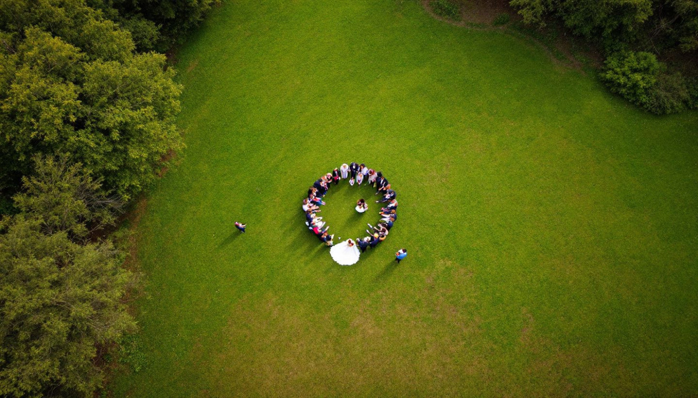 Impact des vidéos de drone sur les souvenirs de mariage des invités
